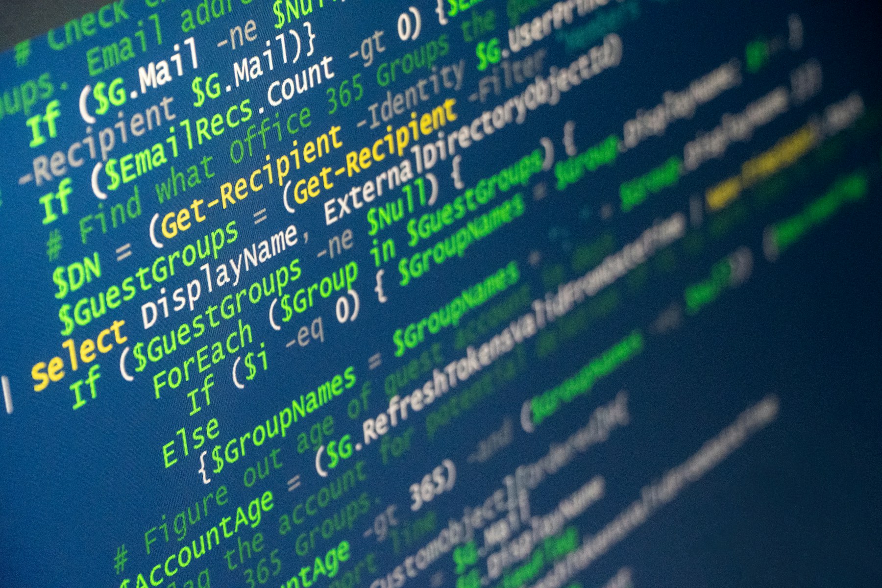 Blau-grüner Programmcode auf einem Bildschirm
