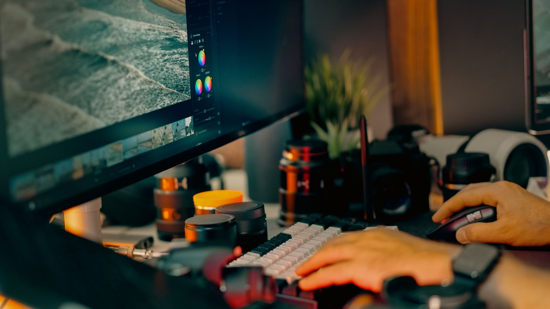 Professioneller Arbeitsplatz für digitale Bild- und Grafikbearbeitung